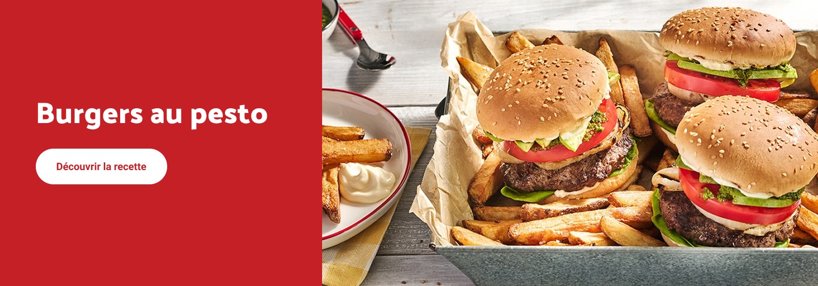 Lecture du texte : « Burgers au pesto avec frites et sauce dip, prêts à servir. »